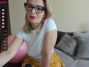 girl cam all day emilymilf__ image #4653600