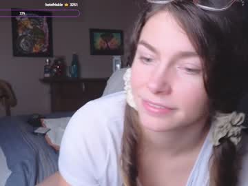girl cam all day chroniclove image #8609209