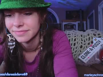 girl cam all day chroniclove image #4415755