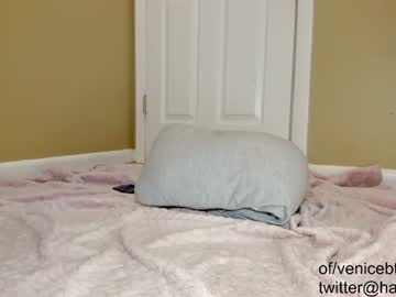 girl cam all day venicebtchh image #2948173