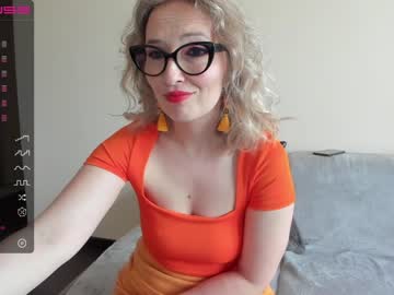 girl cam all day emilymilf__ image #4115368