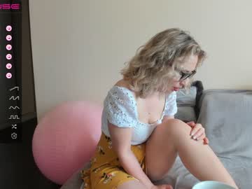 girl cam all day emilymilf__ image #4467195