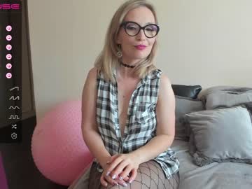 girl cam all day emilymilf__ image #4517794