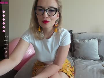 girl cam all day emilymilf__ image #4596455