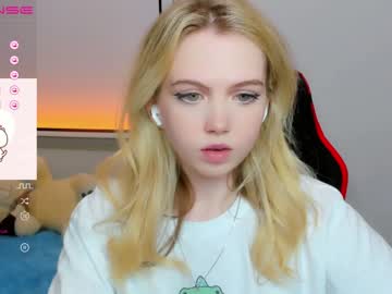 girl cam all day small_blondee image #3740437